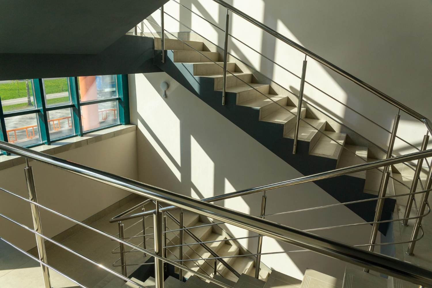 Un garde-corps sert de rambarde pour un escalier.